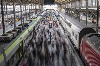 En cas de pénurie d'électricité, les trains supplémentaires seraient supprimés aux heures de pointe (archives). KEYSTONE/URS FLUEELER